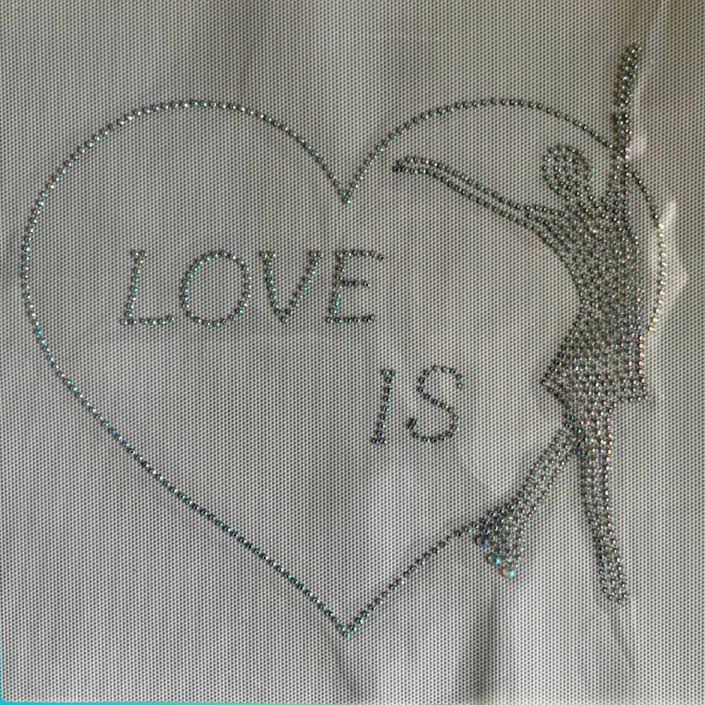 Strass - Love Is… Pose