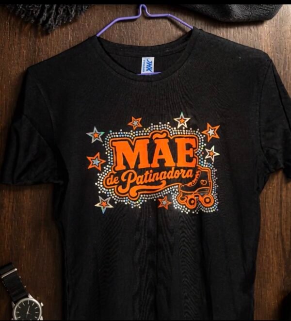 T-shirt Premium “Mãe de Patinadora” – Personalizável em Vinil